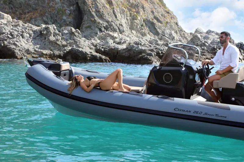 Location semi rigide Cannes, Ranieri Cayman Sport 26 250 CV pour 12 personnes